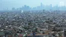 Pemandangan pemukiman penduduk dan gedung bertingkat di Jakarta, Senin (23/9/2019). Berdasarkan Global Liveability Report 2019, Jakarta jauh tertinggal dibandingkan kota-kota lain di dunia maupun kawasan Asia-Australia. (Liputan6.com/Faizal Fanani)