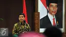 Menteri Pendayagunaan Aparatur Negara dan Reformasi Birokrasi (PAN-RB) Yuddy Chrisnandi (kanan) memberikan sambutan di acara Halal Bihalal Kemenpan RB, Jakarta, Senin (11/7). (Liputan6.com/Johan Tallo)