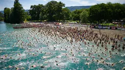Ratusan orang berpartisipasi dalam perhelatan tahunan menyeberangi Danau Zurich di Swiss, 5 Juli 2017. Dalam ajang tersebut, para peserta harus bersaing mengarungi Danau Zurich sejauh 1,5 kilometer. (AFP PHOTO / Michael Buholzer)