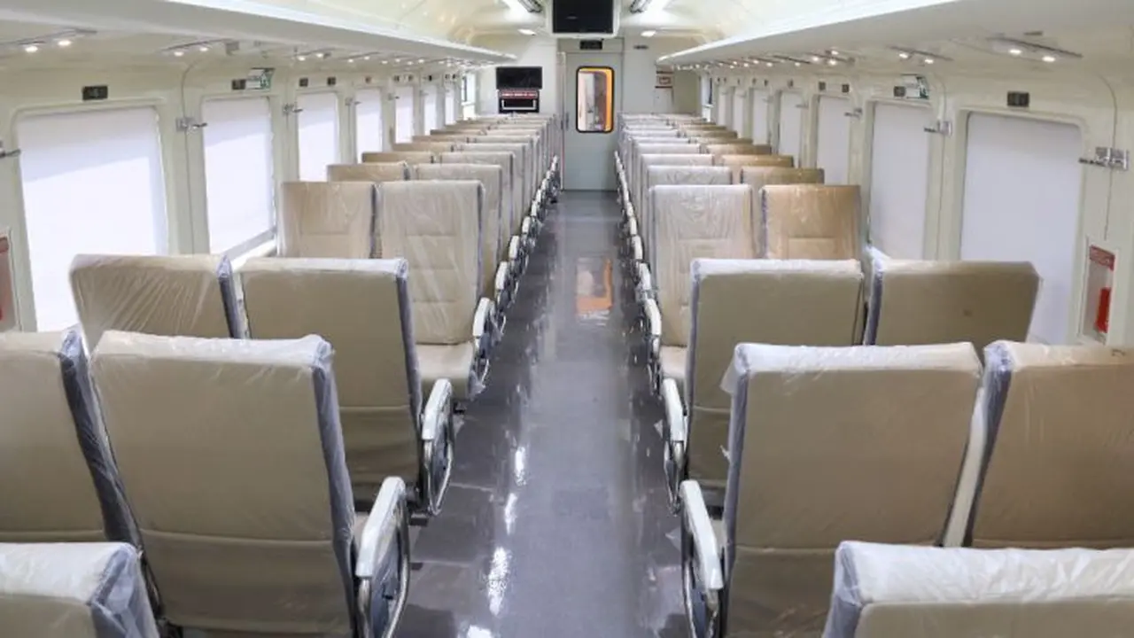 Penampakan kereta ekonomi yang memilik predikat premium yang produksi PT INKA yang dipesan oleh PT Kereta Api Indonesia. (Foto: INKA)