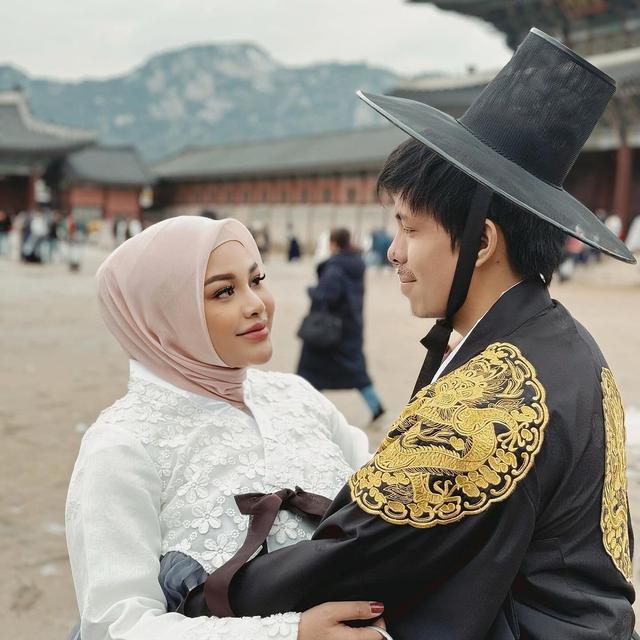 8 Potret Aurel Hermansyah dan Atta Halilintar Pakai Hanbok saat Liburan, Bak Drama Korea