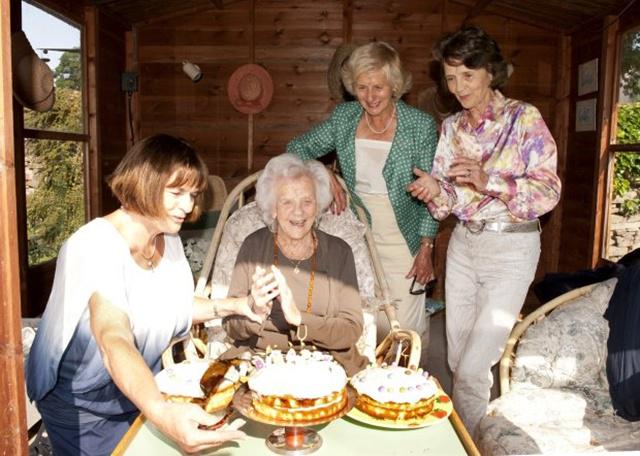 Nenek Hilda dan anak cucunya | Photo: Copyright metro.co.uk 
