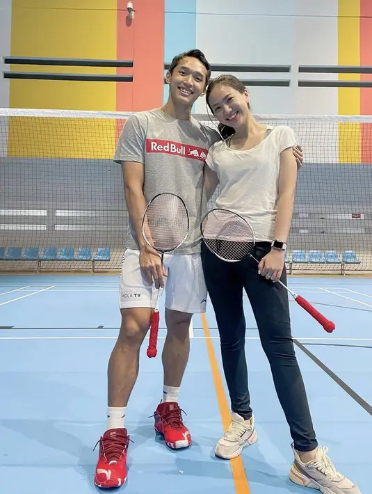 Ia pun tampak sporty ketika badminton bareng sang kekasih. Dengan tshirt polos putih dan celana legging hitamnya. @shanju