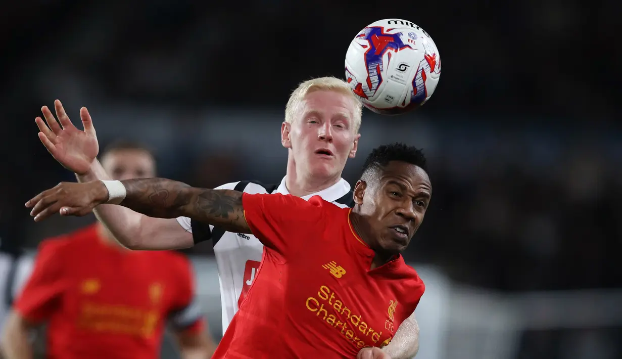 Pemain Liverpool,Divock Origi berebut bola denganpemain Derby County, Will Hughes pada putaran ketiga Piala Liga Inggris di Stadion Pride Park, Rabu (21/9/2016) dini hari WIB. (Reuters/Phil Noble)