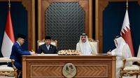 Presiden Prabowo Subianto dan Emir Qatar, Sheikh Tamim Bin Hamad Al-Thani, menyaksikan langsung penandatanganan Memorandum of Understanding (MoU) antara Pemerintah Republik Indonesia dan Pemerintah Negara Qatar. Penandatanganan tersebut digelar dalam pertemuan kedua pemimpin di Istana Amiri Diwan, Doha, Minggu (13/4/2025). (Foto: Laily Rachev - Biro Pers Sekretariat Presiden)