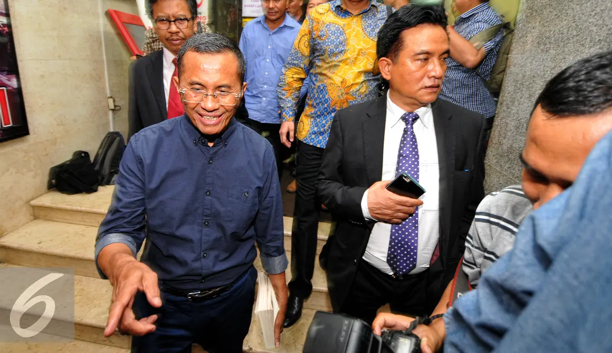 Dahlan Iskan dan Yusril Ihza Mahendra usai mendatangi Bareskrim Mabes Polri, Jakarta, Senin (22/6/2015). Dahlan diperiksa sebagai saksi dalam dugaan korupsi pengadaan BBM High Speed Diesel PT PLN tahun 2010. (Liputan6.com/Yoppy Renato)