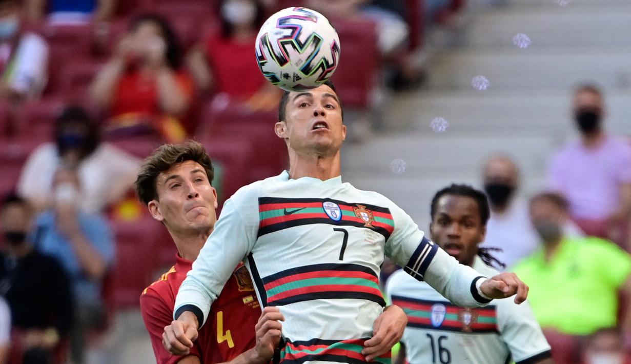Kali ini Ronaldo yang membuat peluang. Sepak pojok Bruno Fernandes ke kotak pinalti berhasi ditanduk oleh Cristiano Ronaldo, sayangnya sundulannya yang ditujukan ke tiang jauh, melebar. (Foto: AFP/Javier Soriano)