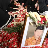 Pemakaman Ayahanda Olla Ramlan (Nurwahyunan/bintang.com)
