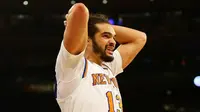 Center New York Knicks, Joakim Noah, terkena sanksi larangan bertanding 20 gim NBA karena melanggar peraturan liga terkait penyalahgunaan obat-obatan terlarang. (Bola.com/Twitter/Complex)