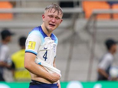 Pemain Timnas Inggris U-17, Finley McAllister, menangis setelah wasit meniup peluit panjang tanda pertandingan berakhir saat pertandingan babak 16 besar Piala Dunia U-17 2023 melawan Timnas Uzbekistan U-17 yang berlangsung di Jakarta International Stadium, Rabu (22/11/2023) sore WIB. (Bola.com/Bagaskara Lazuardi)