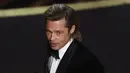 Brad Pitt menerima piala Oscar di atas panggung ajang Academy Awards ke-92 yang digelar di Dolby Theatre, Los Angeles, Minggu (9/2/2020). Brad Pitt menyabet penghargaan sebagai Aktor Pendukung Terbaik untuk aktingnya di film Once Upon a Time in Hollywood . (AP/Chris Pizzello)