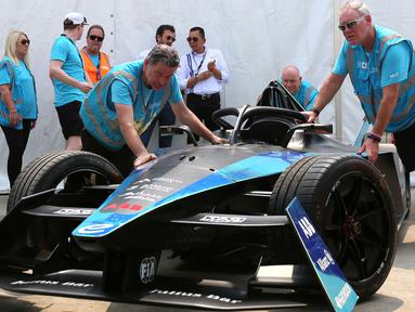 Kru paddock mengeluarkan Mobil Formula E Gen 3 pada acara Reveal of Gen3 Car (Unboxing) &amp; Final Update di AGI Jakarta International E-Prix, Ancol, Jakarta, Rabu (31/05/2023). (Bola.com/Bagaskara Lazuardi)