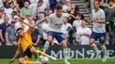 Pemain Wolverhampton Wanderers Pedro Neto (kiri) berduel memperebutkan bola dengan pemain Tottenham Hotspur Ivan Perisic pada pertandingan sepak bola Liga Inggris di Tottenham Hotspur, London, Inggris, 20 Agustus 2022. Tottenham Hospur menang dengan skor 1-0 atas Wolverhampton Wanderers. (AP Photo/Frank Augstein)