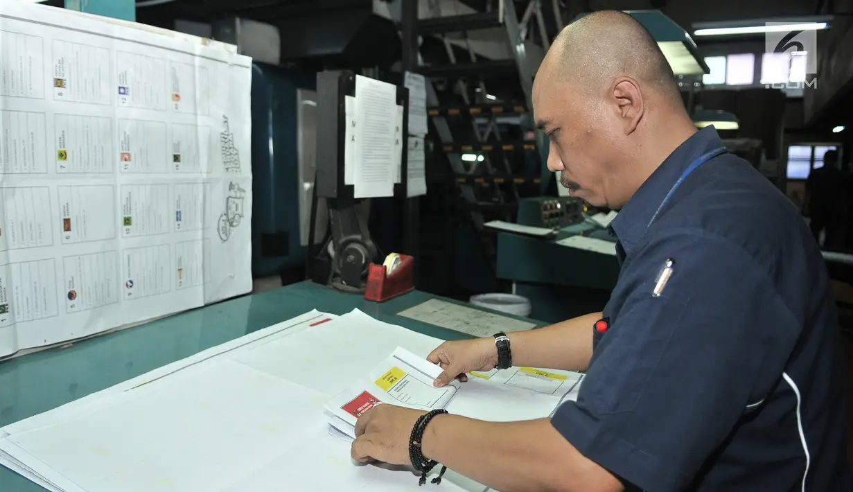 Petugas melipat surat suara Legislatif 2019 saat pencetakan perdana di PT Aksara Grafika Pratama, Jakarta, Minggu (20/1). KPU memberi kepercayaan PT Aksara Grafika Pratama untuk mencetak surat suara 72,35 juta lembar. (Merdeka.com/Iqbal S. Nugroho)