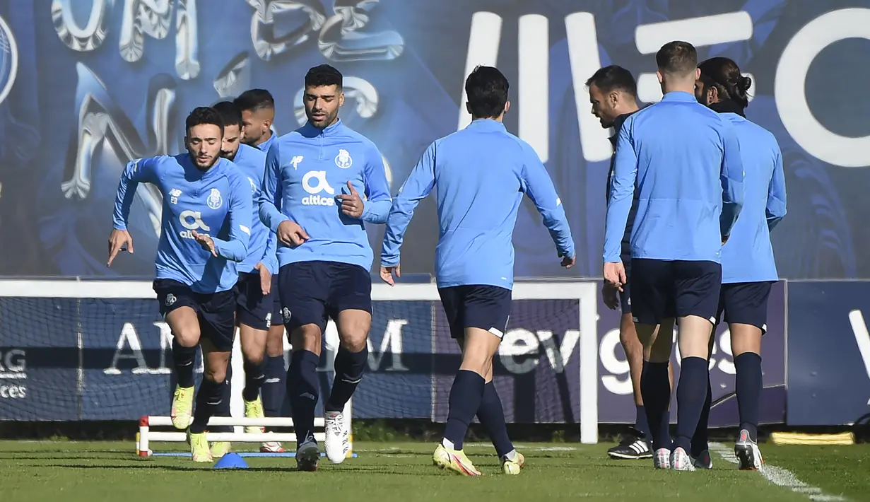 Pemain depan Porto Mehdi Taremi (tengah) mengambil bagian dalam sesi latihan di tempat latihan Olival FC Porto, Vila Nova de Gaia, Portugal, 23 November 2021. Porto akan menghadapi Liverpool pada pertandingan sepak bola Grup B Liga Champions. (MIGUEL RIOPA/AFP)