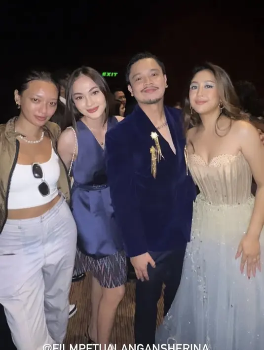 Asmara Abigail hadir dengan jaket crop top coklat dipadukan tank top putih dan celana bahannya. [@joleneemarie]