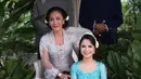 Bersama keluarganya, Chacha terlihat senang jelang resepsi pernikahan dan akad nikah di hari Minggu tanggal 23 Agustus 2015 di Fairmont Hotel, Senayan, Jakarta Pusat. (Galih W. Satria/Bintang.com)