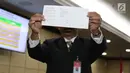 Hakim Konstitusi memasukkan surat suara saat pemilihan Ketua Mahkamah Konstitusi (MK) di Jakarta, Senin (2/3). Anwar Usman terpilih sebagai Ketua MK menggantikan Arief Hidayat. (Liputan6.com/Angga Yuniar)