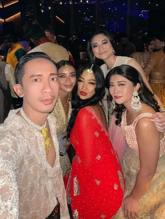 <p>Dan masih banyak lagi artis cantik yang hadir dalam Diwali Party yang digelar pada Minggu (12/11). Tampak Indah Kalalo hadir dengan gaun warna merah. [Instagram/amingisback]</p>
