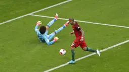 Pemain Portugal, Ricardo Quaresmad mengecoh kiper Meksiko dan membobol gawang pada laga grup A piala Konfederasi 2017 di Kazan Arena, (18/6/2017). Portugal bermain imbang 2-2. (AP/Sergei Grits)
