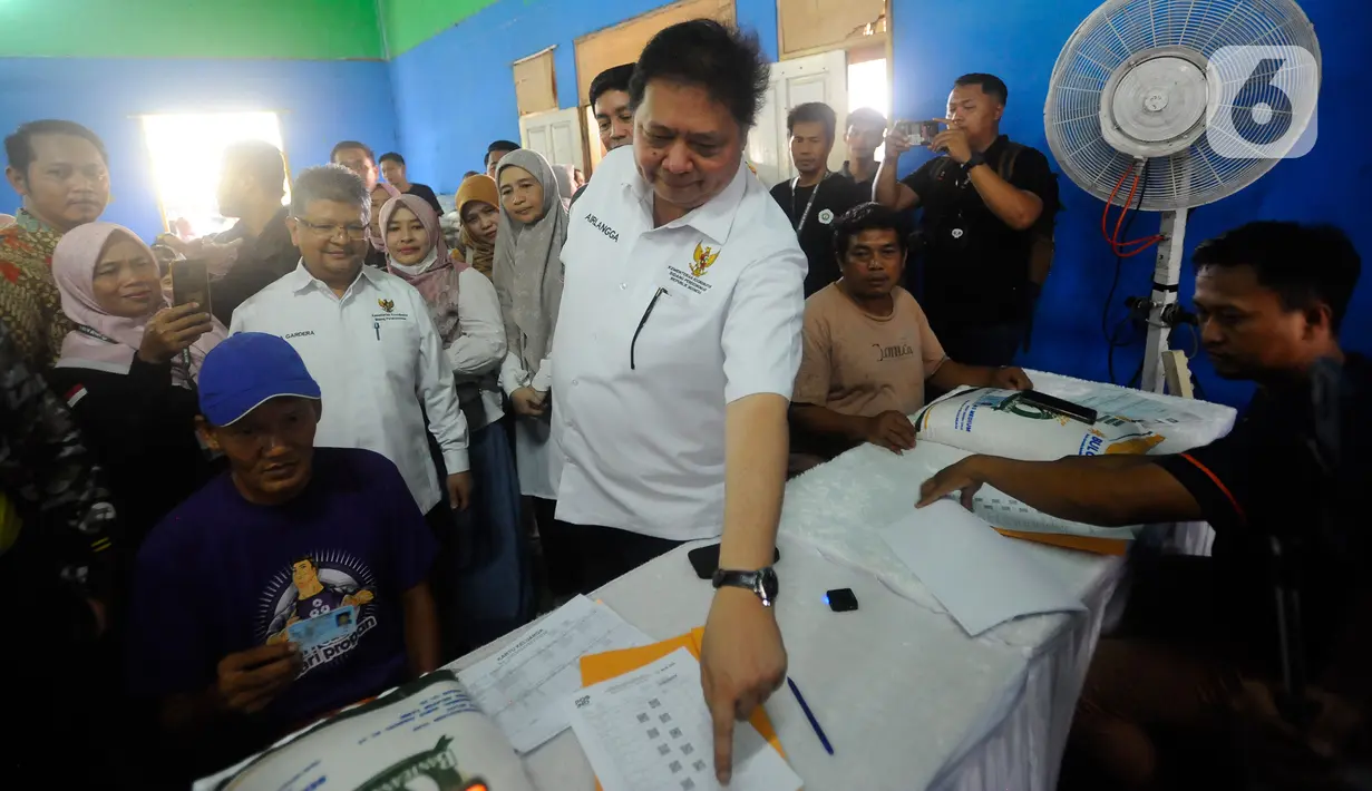 Airlangga menyebut BLT El Nino ini diberikan lantaran musim tanam padi menjadi mundur. Harusnya penanaman di mulai Desember 2023 dan diproyeksikan panen terjadi April 2024. Namun, musim tanam menjadi Januari 2024 dan panen akan terjadi pada Mei/Juni 2024. (merdeka.com/Arie Basuki)