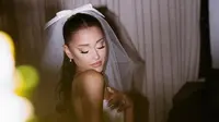Ariana Grande dalam gaun pengantin Vera Wang. (Instagram/arianagrande)