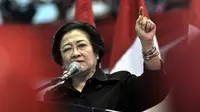 Ketua Umum PDI Perjuangan, Megawati Soekarnoputri berorasi saat menghadiri kegiatan Konsolidasi Tiga Pilar PDIP se-Jawa Timur, di GOR Ken Arok, Malang, Jatim.(Antara)