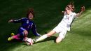 Gelandang Jepang, Mizuho Sakaguchi (kiri) berebut bola dengan gelandang Morgan Brian di final Piala Dunia wanita di BC Place, Vancouver, Kanada, Senin (6/7/2015). Amerika mengalahkan Jepang dengan skor 5-2. (Reuters/Erich Schlegel)