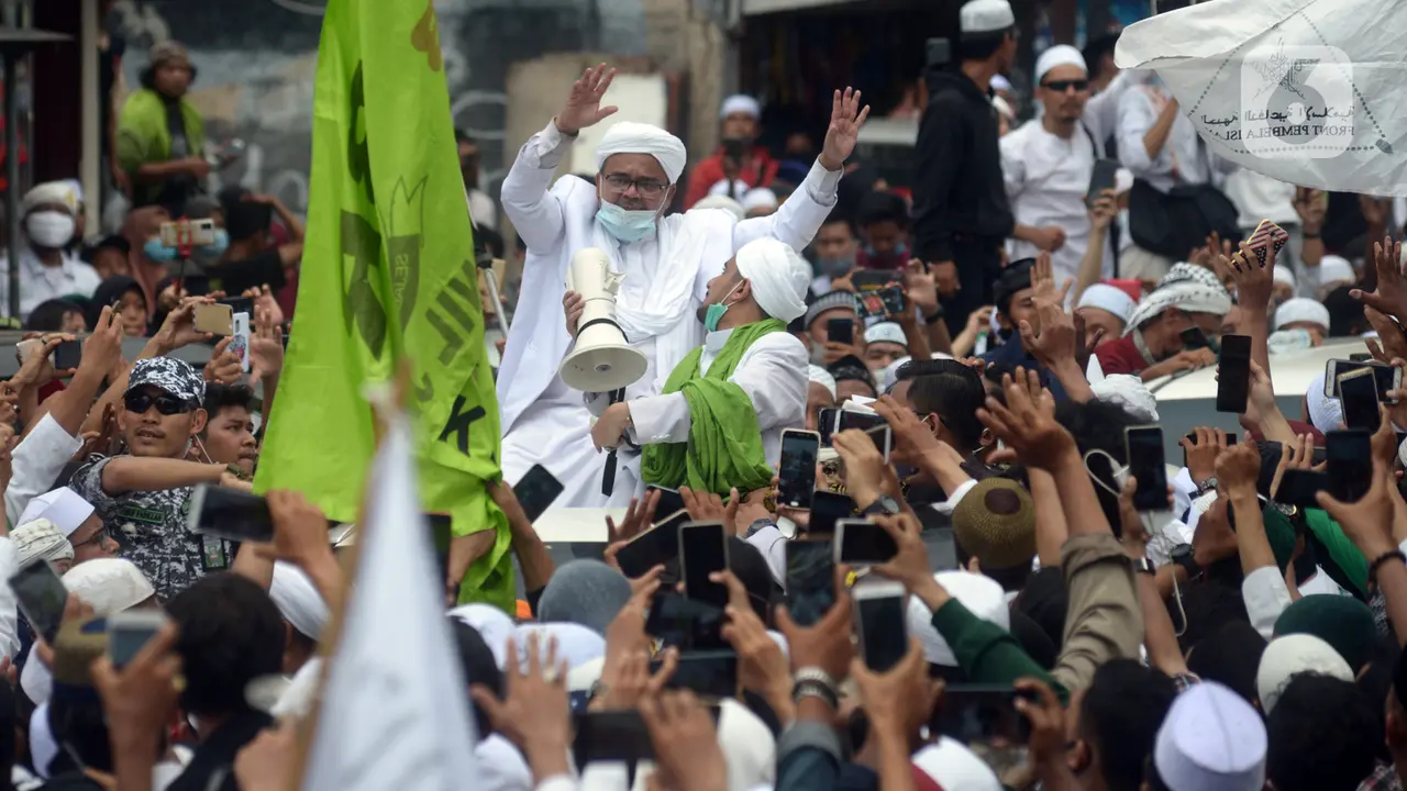 FOTO: Tiba di Petamburan, Rizieq Shihab Disambut Massa Pendukung