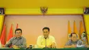 Ketua Mahkamah Partai Golkar, Muladi (tengah), saat konferensi pers di DPP Partai Golkar, Jakarta, Rabu (24/12/2014). (Liputan6.com/Herman Zakharia)