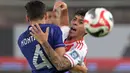 Bek Timnas Argentina, Gonzalo Montiel (kiri) berebut bola dengan gelandang Peru, Franco Zanelatto pada laga Kualifikasi Piala Dunia 2026 Zona Conmebol di National Stadium, Lima, Peru, Rabu (18/10/2023) pagi WIB. (AFP/Ernesto Benavides)