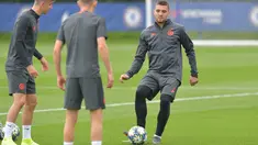 Gelandang Chelsea, Mateo Kovacic (kanan) mengumpan bola saat mengikuti sesi latihan tim di kompleks Cobham, London, Inggris (16/9/2019). Chelsea akan bertanding melawan wakil Spanyol, Valencia pada grup H Liga Champions. (AFP Photo/Olly Greenwood)
