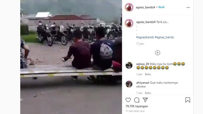 Apes Gara Gara Tarik  Sis  Berujung Nyusruk Otomotif 