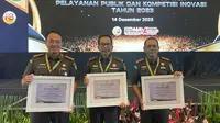Kepala Kejari Kota Dumai Agustinus Herimulyanto (kanan) menerima piagam dari Jaksa Agung terkait Zona Integritas Wilayah Bebas Korupsi di Jakarta. (Liputan6.com/M Syukur)