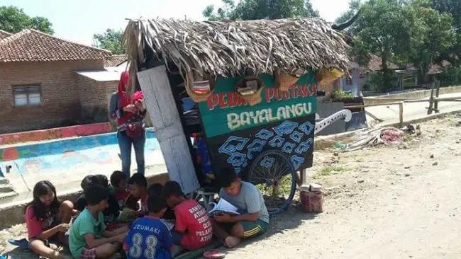 Semangat pengetahuan Robianto tersebut membawa dirinya berkeliling desa membawa buku bacaan. (Liputan6.com/Panji Prayitno)