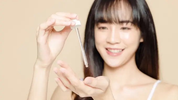 4 Kandungan Skincare yang Ampuh Menenangkan Kulit Kering dan Tips Layering yang Tepat