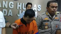 Polda Jatim menangkap pria berinisial (RSS), pembina pramuka asal Surabaya, yang melakukan pencabulan terhadap anak di bawah umur. (Foto:Liputan6.com/Dian Kurniawan)