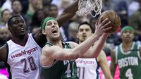 Pebasket Boston Celtics, Kelly Olynyk, berusaha memasukan bola pada Gim 4 semifinal Wilayah Timur di Verizon Center, Washington, Minggu (7/5/2017). Washington Wizard menang 121-102. (AFP/Patrick McDermott). (EPA/Shawn Thew)