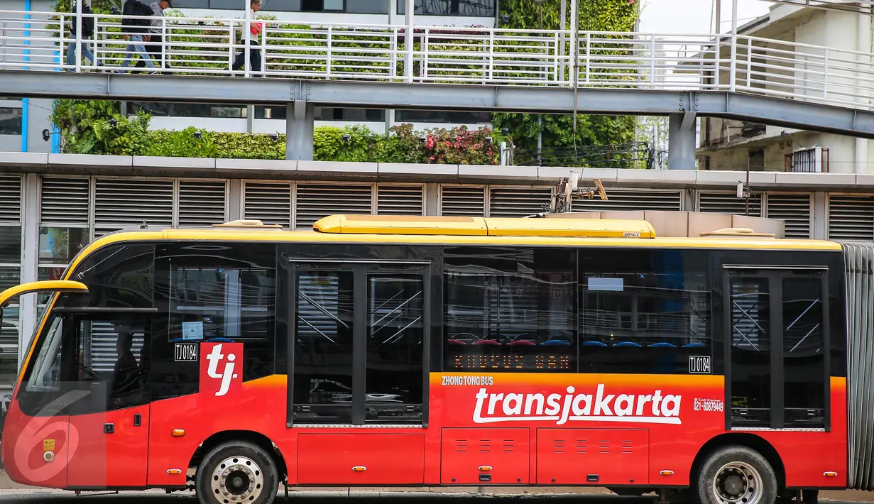 Sebuah bus Transjakarta melintas di Halte Harmoni, Jakarta, Rabu (6/1/2016). Mulai 17 Januari mendatang, penghuni rusunawa bisa gratis naik bus Transjakarta hanya dengan menunjukan KTP sesuai domisili rusun. (Liputan6.com/Faizal Fanani)