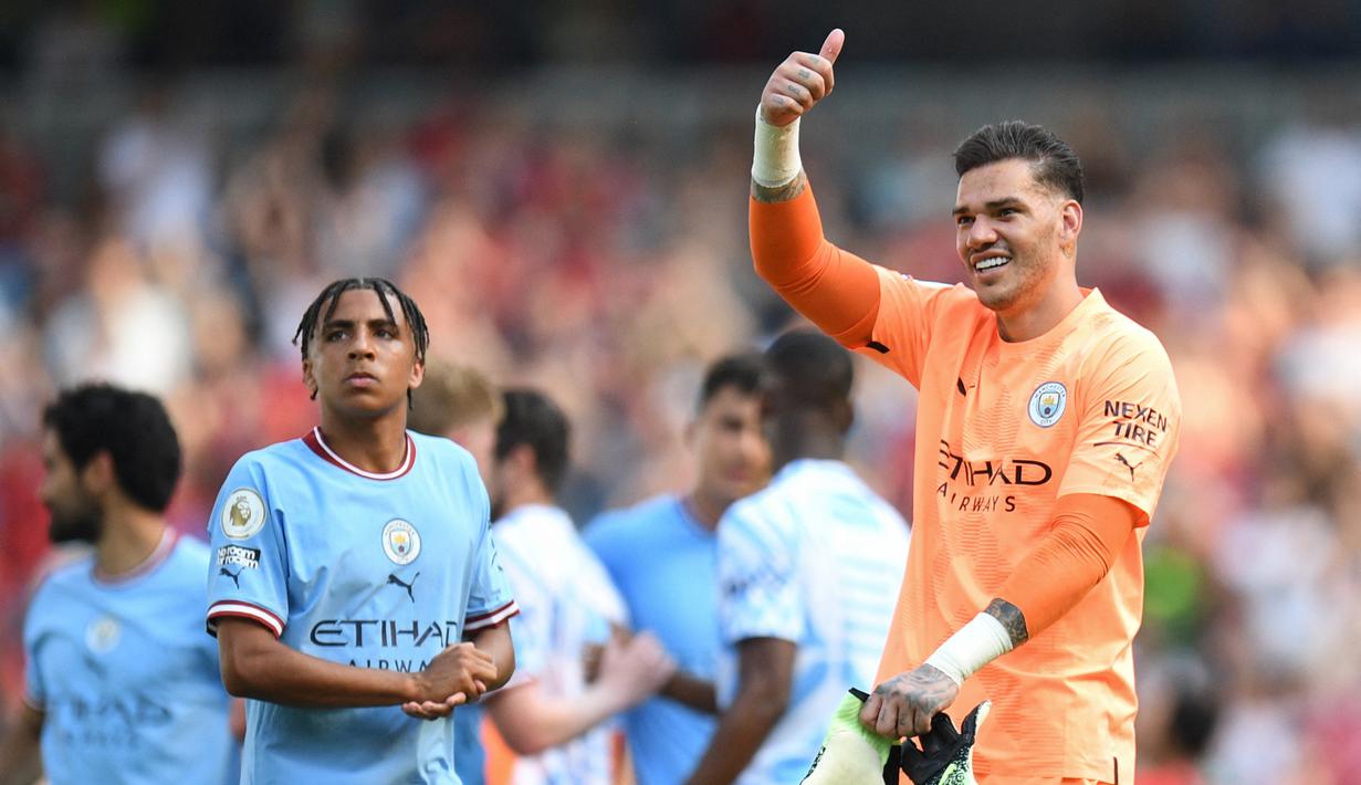 Selebrasi kiper Manchester City, Ederson Moraes setelah berakhirnya laga Liga Inggris 2022/2023 menghadapi Bournemouth di Etihad Stadium, Manchester (13/8/2022). Ederson Moraes langsung menjadi kiper utama Manchester City saat didatangkan pada 2017/2018 menggeser posisi Claudio Bravo. Namun bersama Timnas Brasil, ia masih kesulitan menembus kiper utama yang saat ini dipegang Alisson Becker. Hingga kini ia telah mengoleksi 19 caps sejak debut pada 11 Oktober 2017. (AFP/Oli Scarff)