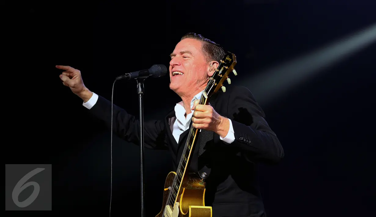 Penyanyi asal Kanada, Bryan Adams saat menyanyikan lagu pertama pada konser "Get Up Tour" di Jakarta, Senin (16/1). Indonesia menjadi negara pertama konser Bryan Adams untuk kawasan Asia. (Liputan6.com/Helmi Fithriansyah)