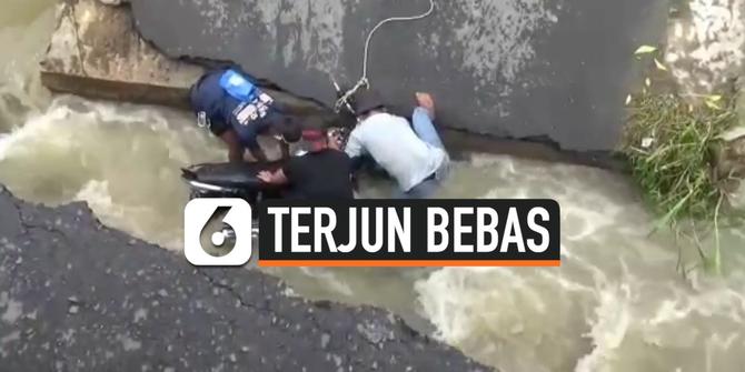 VIDEO: Tak Lihat Jembatan Roboh, Pemotor Terjun ke Sungai