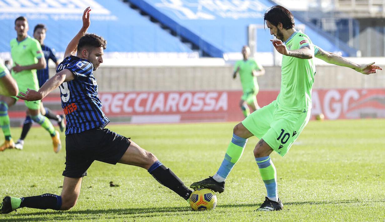 Pemain Lazio, Luis Alberto, berebut bola dengan pemain Atalanta, Berat Djimsiti, pada laga Liga Italia di Stadion Gewiss, Minggu (31/1/2021). Lazio menang dengan skor 3-1. (Stefano Nicoli/LaPresse via AP)