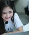 Penyanyi dan pemain sinetron Prilly Latuconsina menyempatkan waktu untuk berinteraksi dengan para penggemarnya lewat Live Chatting di BBM Celebs (Adrian Putra/Bintang.com)