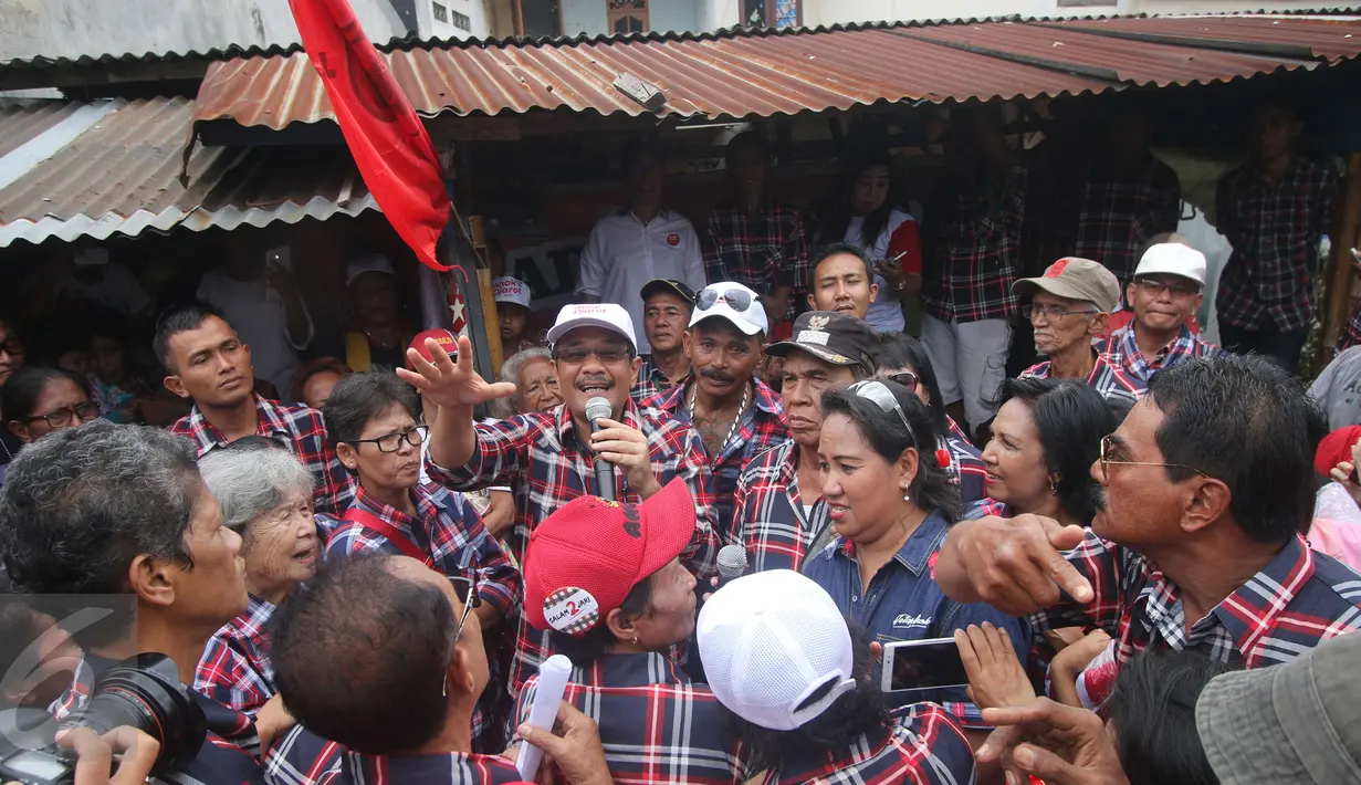 Cawagub DKI Jakarta, Djarot Saiful Hidayat memberi pemaparan saat berkunjung ke Kampung Ambon, Cengkareng, Jakarta Barat, Kamis (2/2). Djarot juga mengatakan akan membangun fasilitas untuk anak-anak muda di kawasan rawan narkoba. (Liputan6.com)