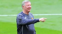 Manajer Manchester United Sir Alex Ferguson memimpin tim asuhannya berlatih menjajal lapangan Wembley Stadium pada 27 Mei 2011, sehari jelang final Liga Champions versus Barcelona. AFP PHOTO/LLUIS GENE