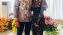 Dewi Perssik yang hadir mengisi acara mengenakan dress brokat hitam yang dipadu rok batik berwarna gelap. [@dewiperssik9]