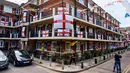 Bendera St George, bendera nasional Inggris, berkibar dari rumah warga menjelang laga final 2024 antara Spanyol vs Inggris di Kirby Estate di Bermondsey, London selatan, Jumat (12/7/2024). (BENJAMIN CREMEL / AFP)