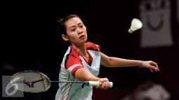 Pebulu tangkis tunggal putri Indonesia, Maria Febe Kusumastuti mengembalikan bola kearah Pai Yu Po (Taipei) di laga Total BWF Championships 2015 di Jakarta (11/8/2015). Maria kalah21-18, 21-13, 21-9. (Liputan6.com/Helmi Fithriansyah)