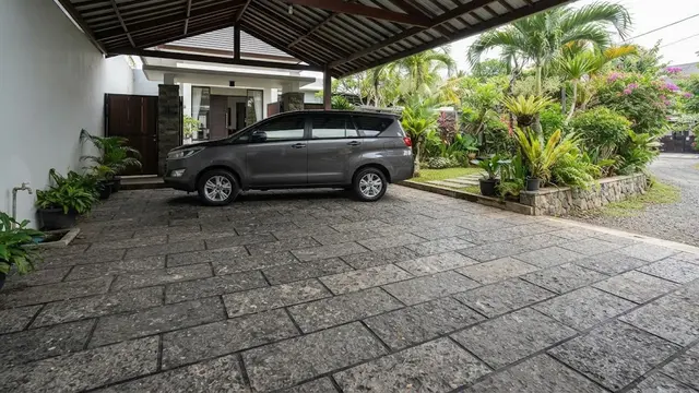 Jenis lantai untuk area carport outdoor model batu alam